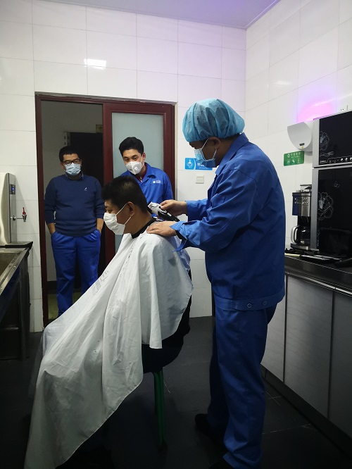 公司工會組織員工獻愛心義務理發(fā)